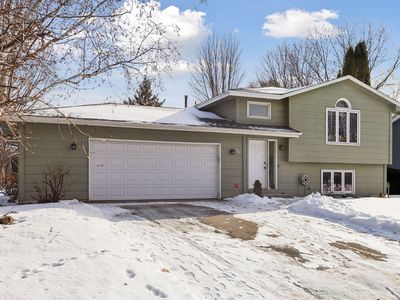 561 Dresden Dr, Chaska, MN, 55318