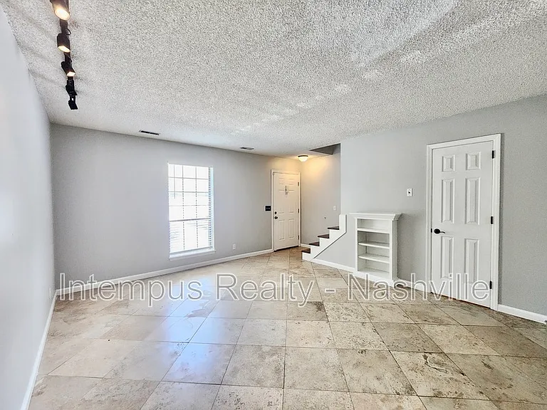 737 Fox Ridge Dr — Photo 4