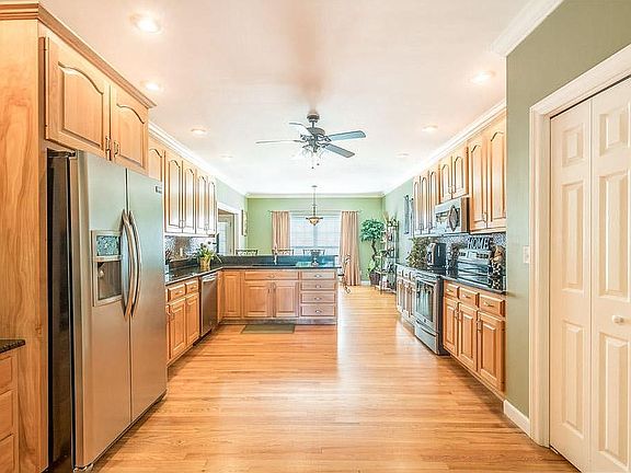 3rd image of 230 Candice Dr NE
