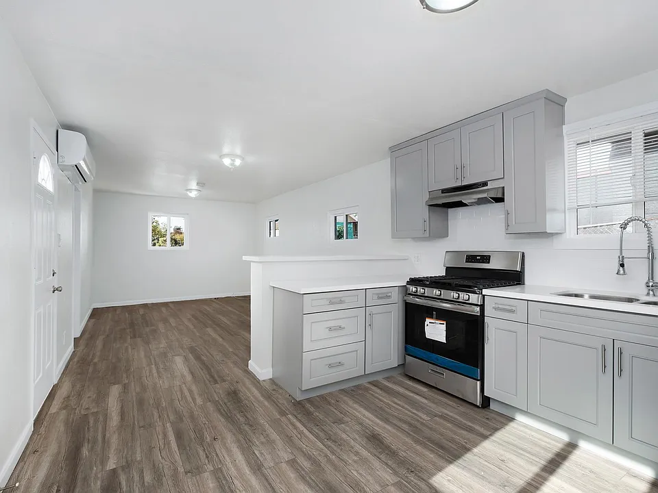 3087 Inez St