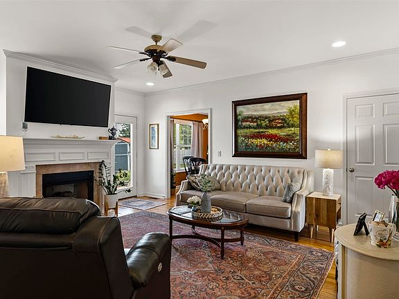 5th image of 693 Muirfield Cir