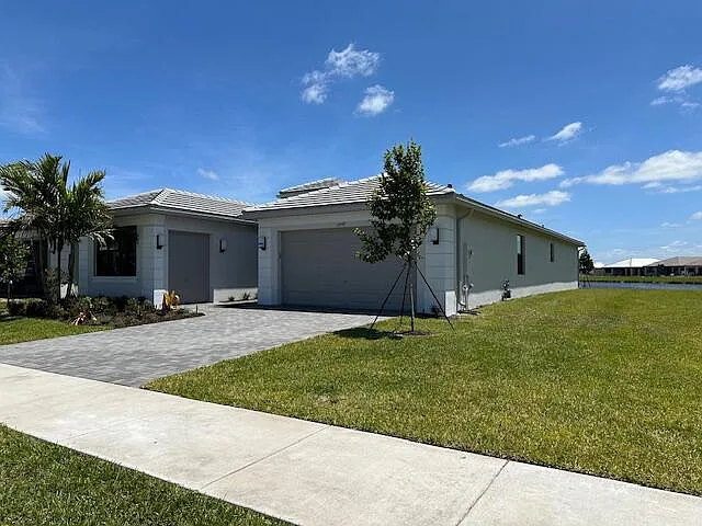3 bed, 3.0 bath, 2358 sqft, $4,000 — Photo 2