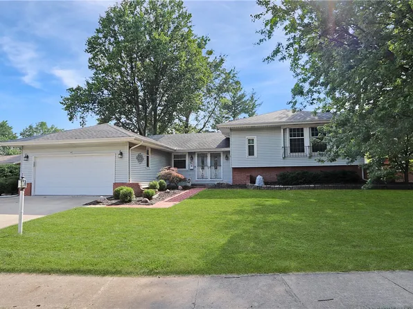213 Hickory Ln, Mattoon, IL 61938