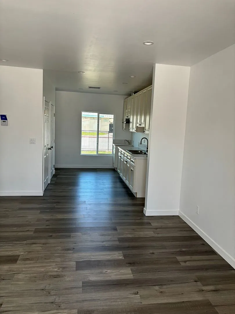 2377 Del Rosa Ave — Photo 2