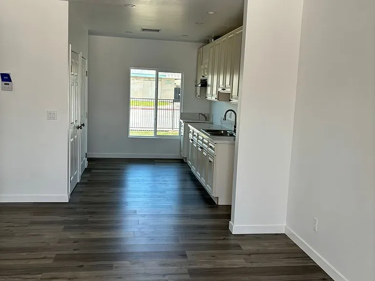 2377 Del Rosa Ave — Photo 2