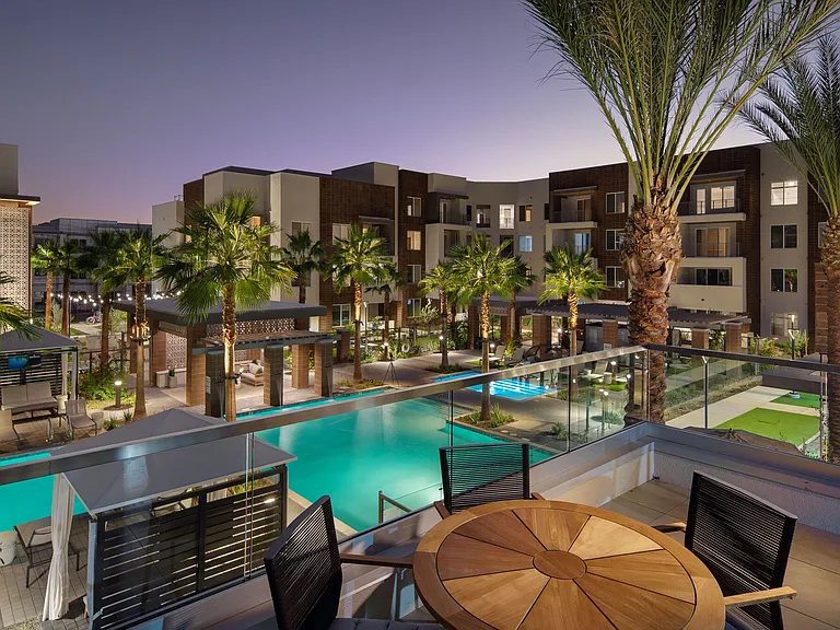 Town Chandler — Photo 22