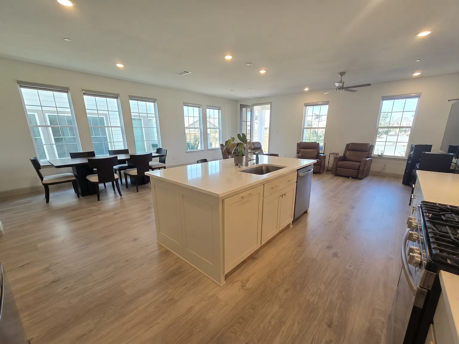 3 bed, 2262 sqft, $3,175 — Photo 3