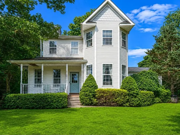 138 Holiday Blvd, Center Moriches, NY 11934
