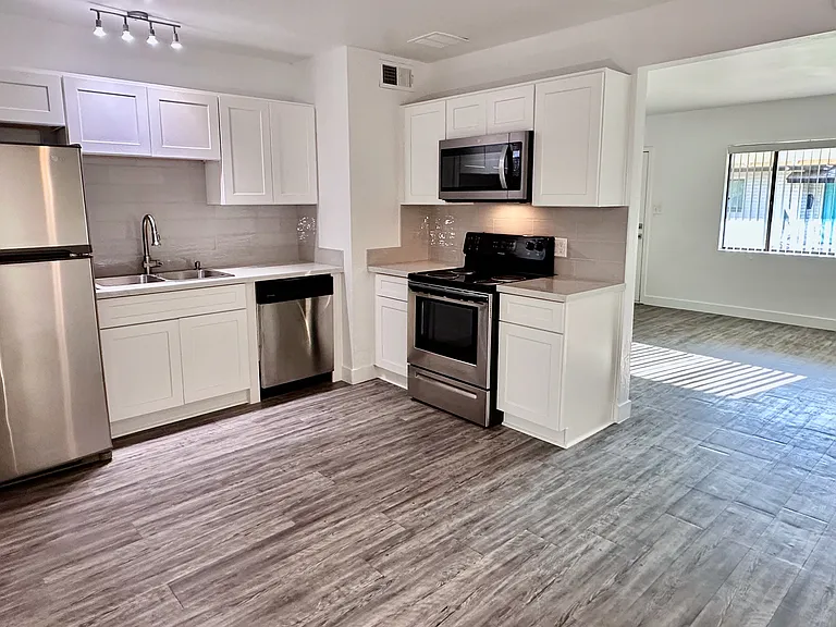 1535 W Indian School Rd — Photo 5
