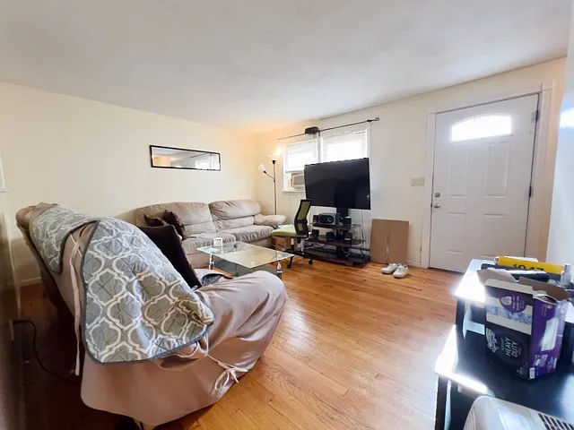 4 bed, 2.5 bath, 1040 sqft, $5,800 — Photo 2