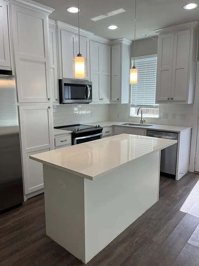 Room in 2 Bedroom Home in Dallas — Photo 1