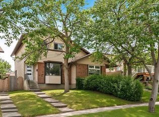 129 N Berwick Dr NW, Calgary, AB T3K1E7