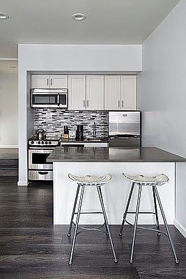 4th image of 150 W 51st St APT 2111