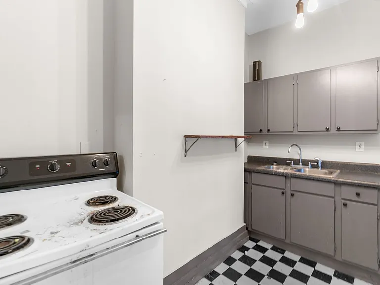 Fleetwood Apartments — Photo 9