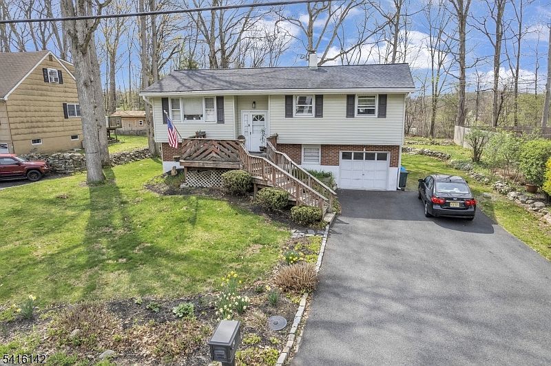 1st image of 14 Woods Edge Rd