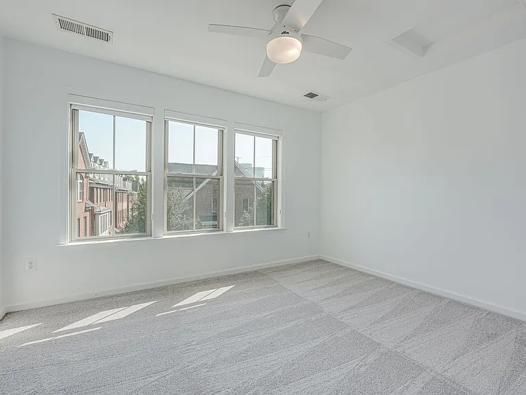 2608 S Kenmore Ct — Photo 27