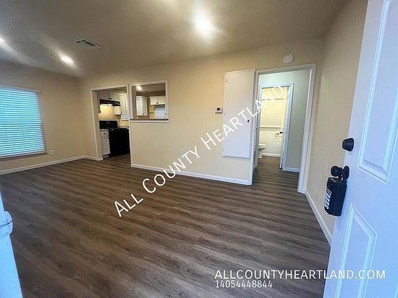 3rd image of 713 N Cockrel Ave