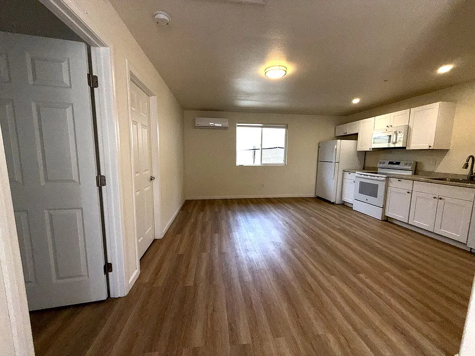 2 Bed / 1 Bath Apartment in Town Fully Remodeled