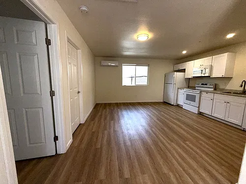 2 Bed / 1 Bath Apartment in Town Fully Remodeled Photo 1
