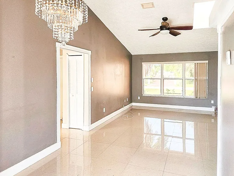 518 SE Ocean Spray Ter — Photo 10