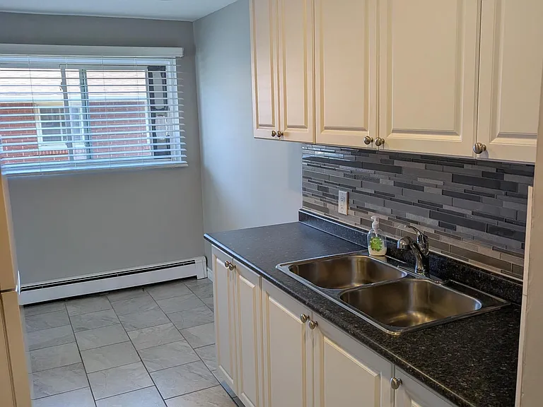 15 Bolton Ave #3 — Photo 5