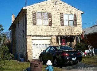 401 Christopher St, Oceanside, NY 11572