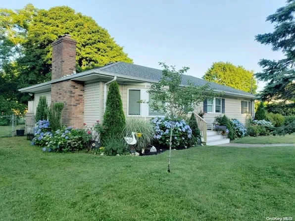 5 Louis Avenue, Moriches, NY 11955