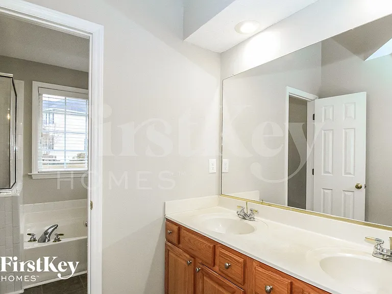 5910 Habersham Dr — Photo 10