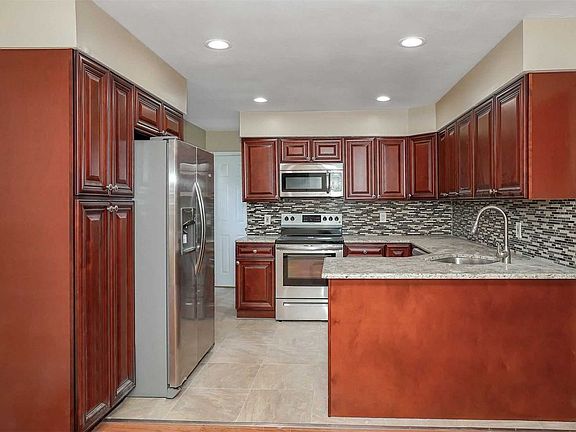 2nd image of 160 W 3rd St