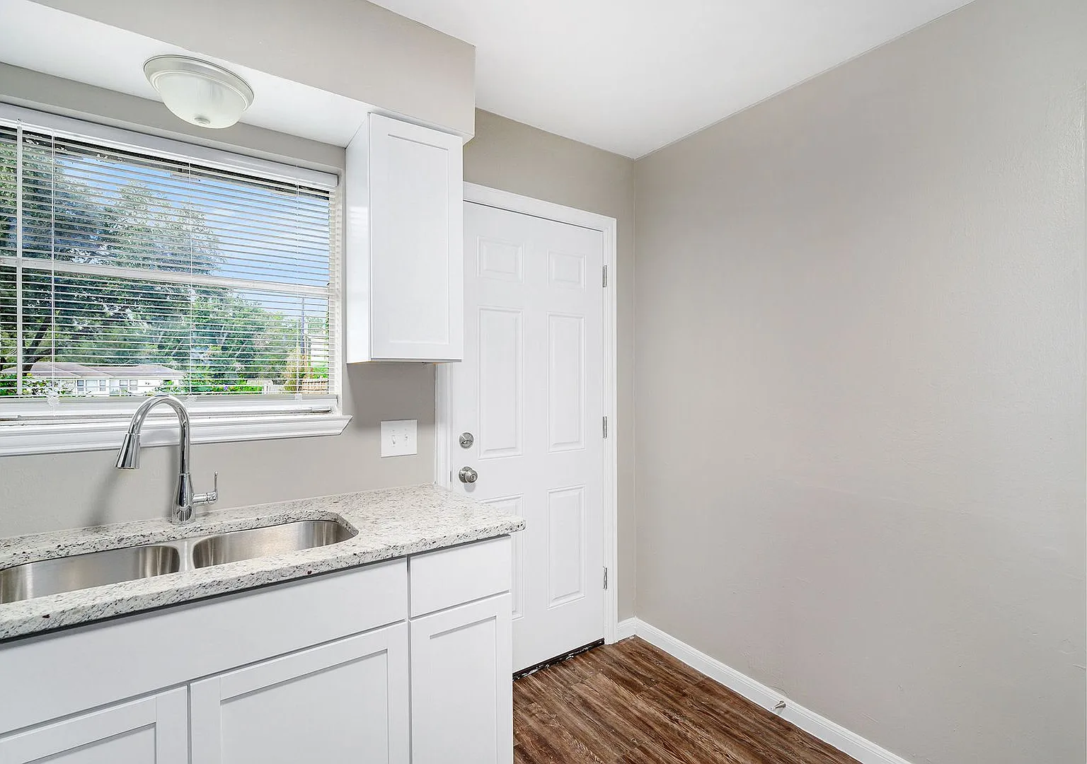 50% Off 1st Months Rent!! Renovated 2 Bedroom 2nd Floor Apartment In The Heart Of Conroe Tx — Photo 4