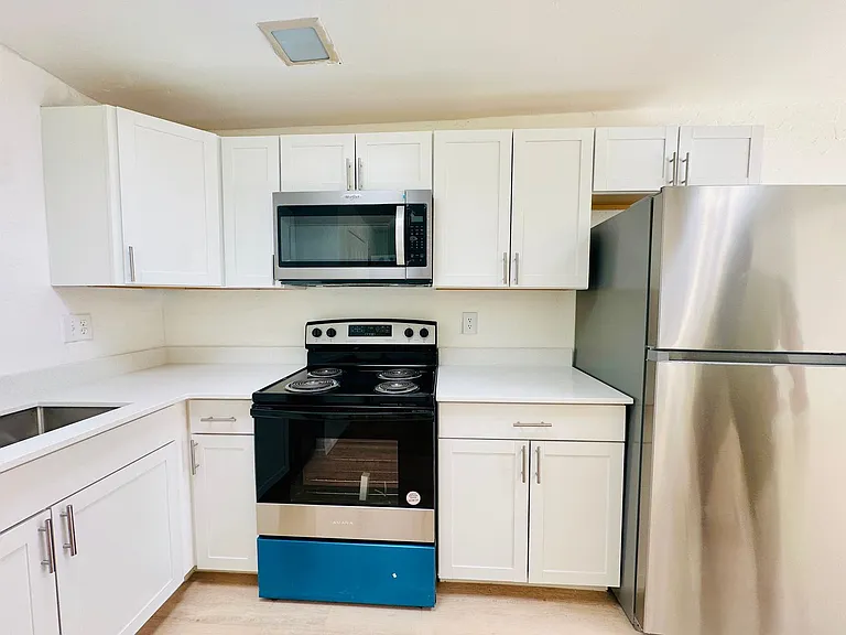 1 and 2 Bedroom Townhomes Near Downtown Tucson! Renovated with Off Street Parking! — Photo 6