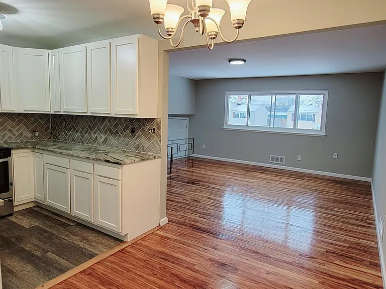 1116 Greentree Rd — Photo 15
