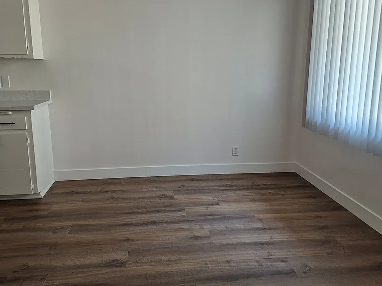 10300-10304 La Reina Ave — Photo 4