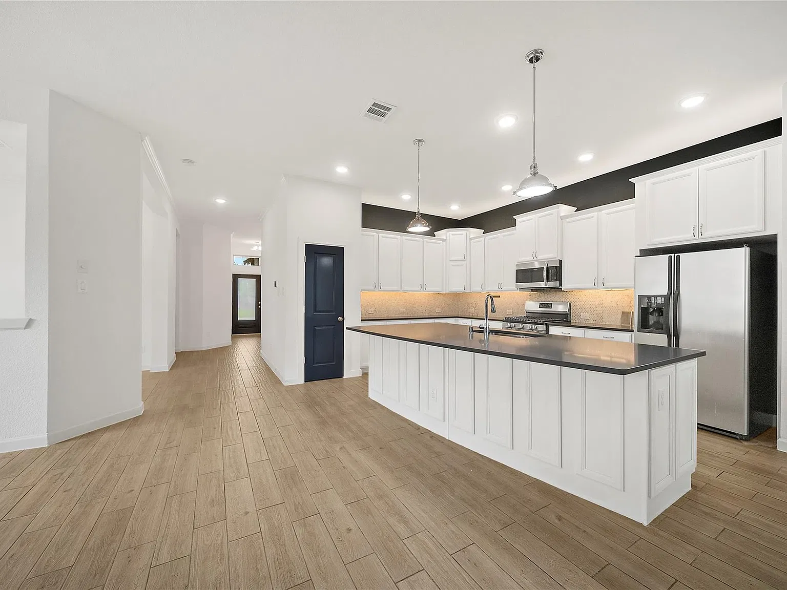 3 bed, 2.0 bath, 2125 sqft, $2,400 — Photo 3