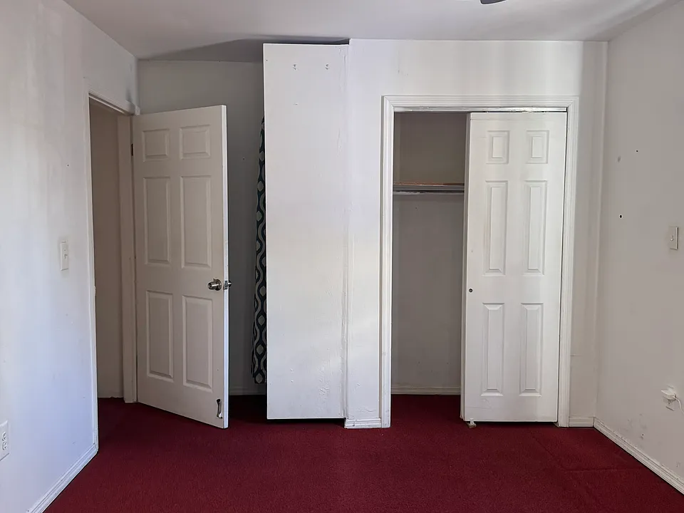 Mater-self contained bedroom. Full bathroom ( tub)