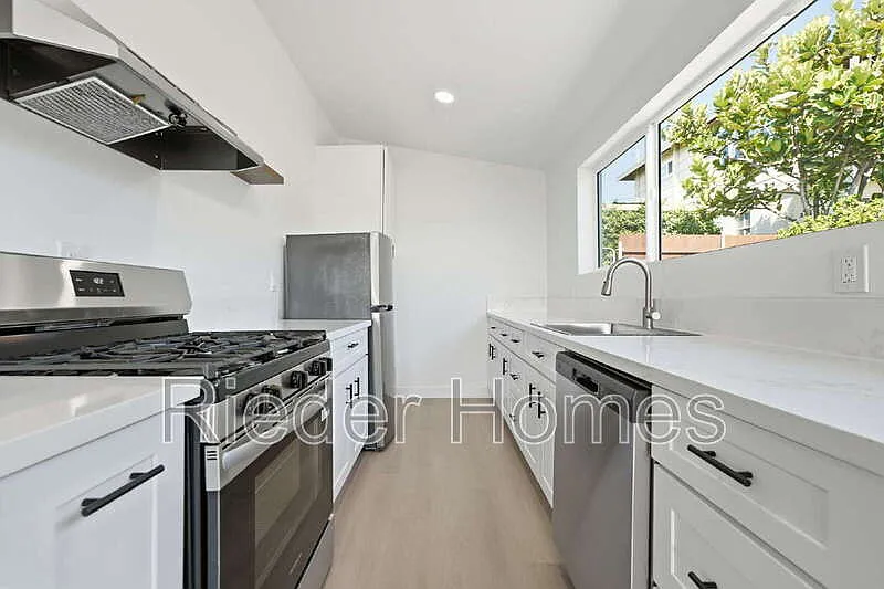 2 bed, 2.0 bath, 1028 sqft, $4,000 — Photo 2