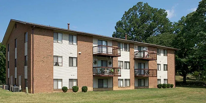 Oak Park Apartments — Photo 3