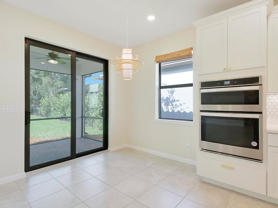 1st image of 612 SE Villandry Way