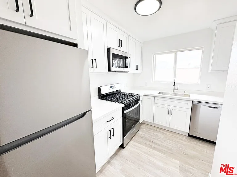 2637 S Manhattan Pl #8 — Photo 8