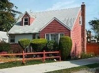 824 David Ct, Uniondale, NY 11553