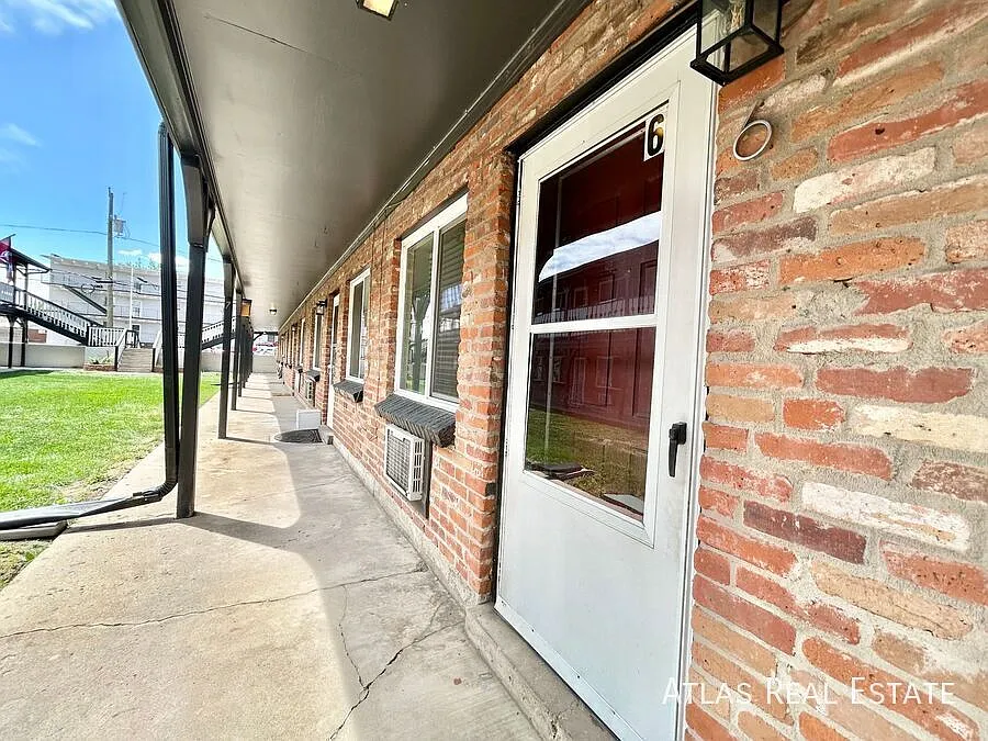 Building Photo - 132 W Ida Ave