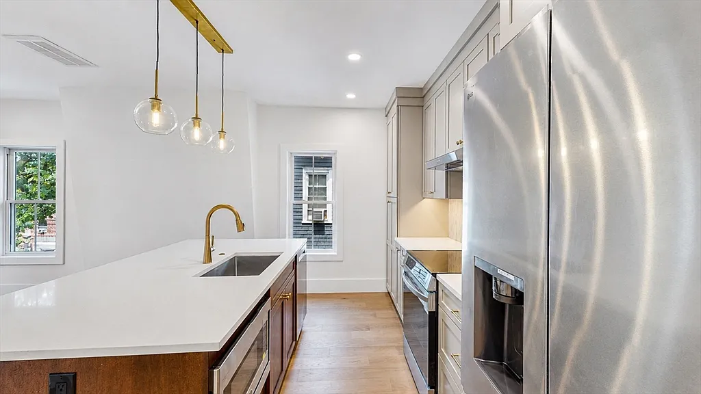 3 bed, 2.0 bath, 1331 sqft, $4,800 — Photo 3