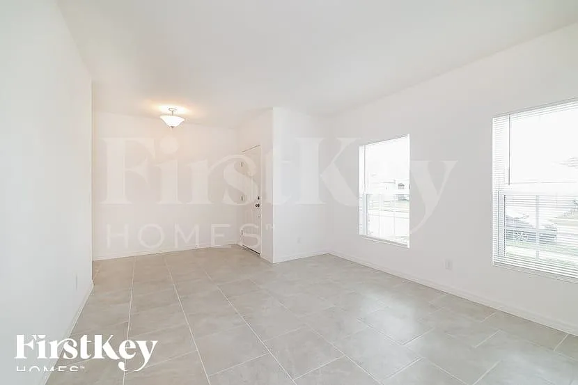 4 bed, 2.0 bath, 2103 sqft, $2,100 — Photo 3