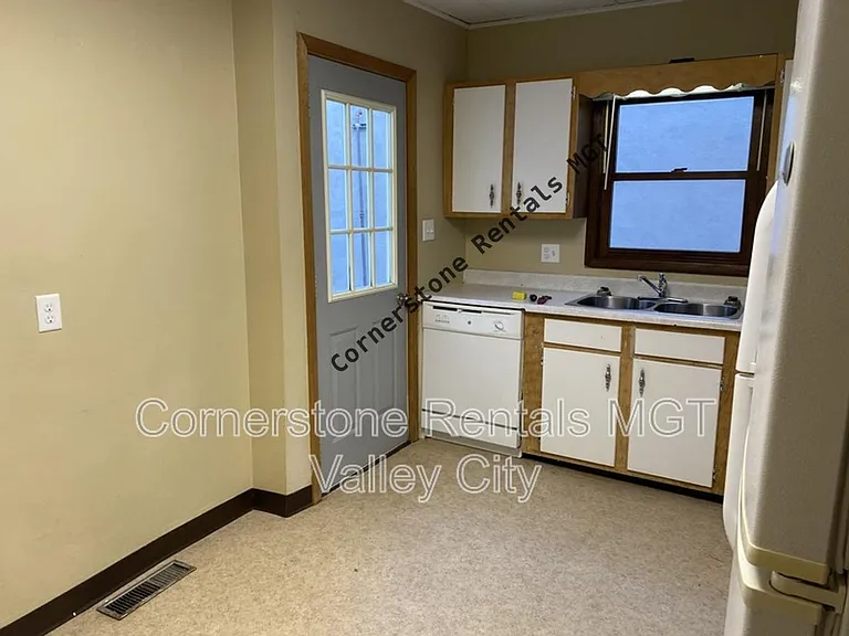 217 Central Ave S — Photo 10
