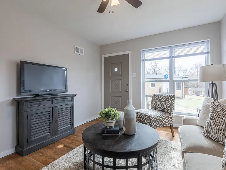 2932 Hallmark Ln — Photo 3