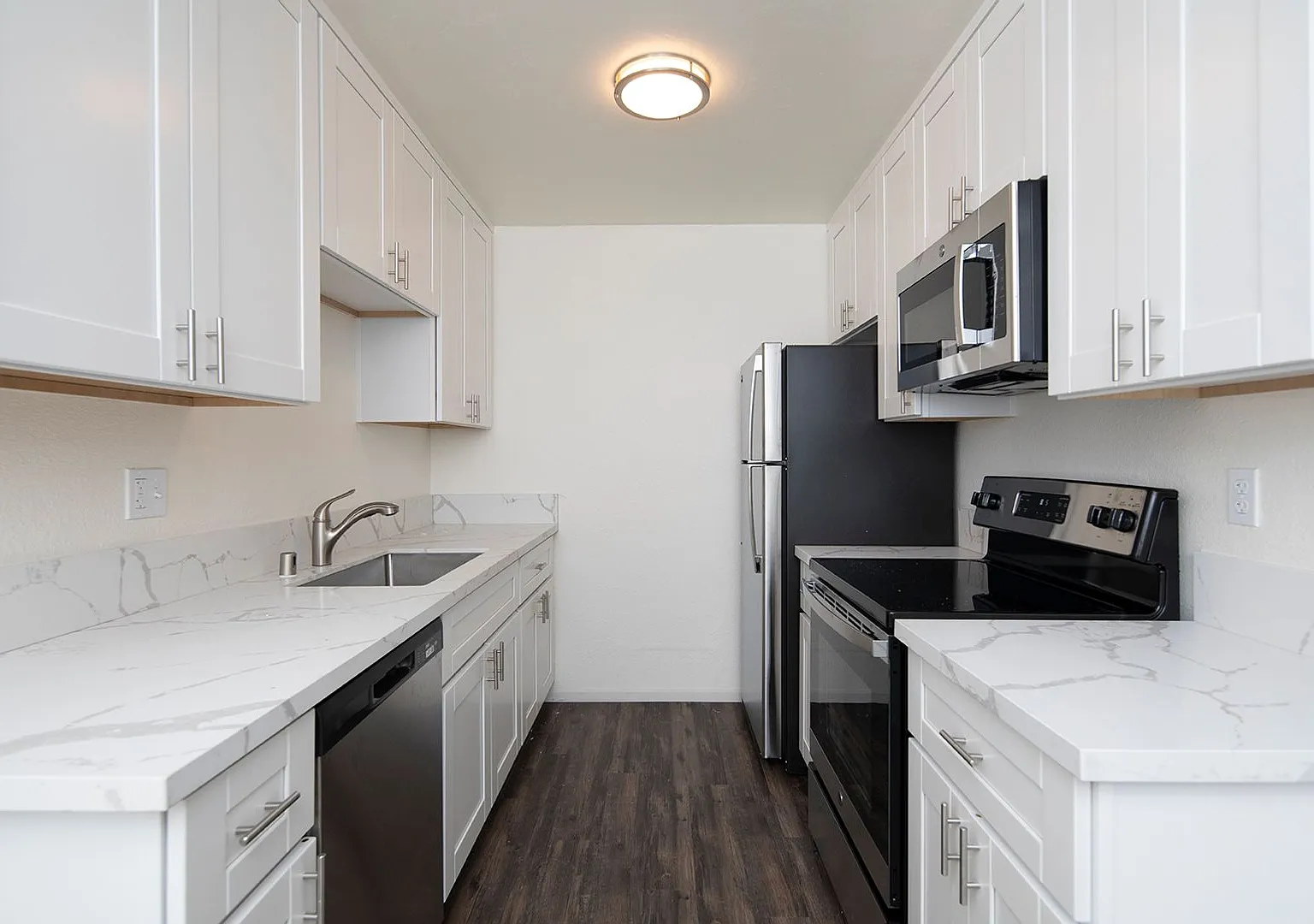 Pier View Apartments — Photo 2