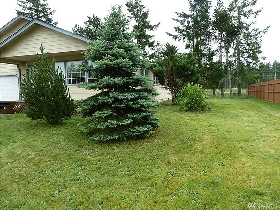 Great front and side yard. Nice landscaping. Plenty of play room 