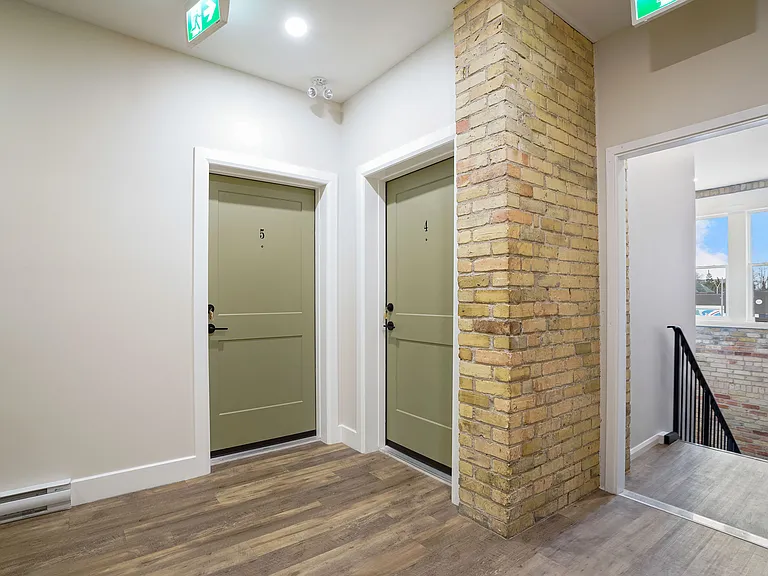 537 Talbot St — Photo 9