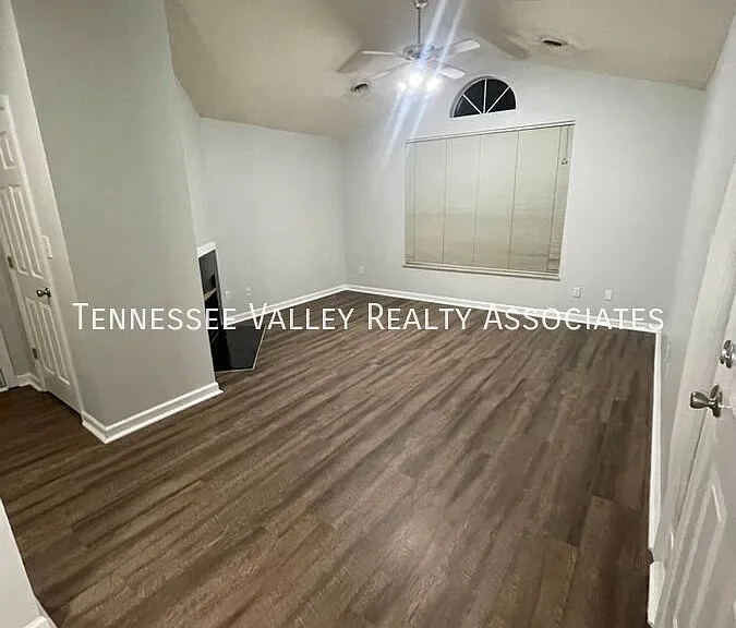 1513 Spelling Way — Photo 4