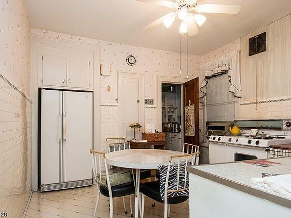 5th image of 113 Peck Ave